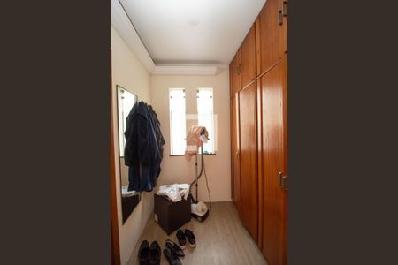 Casa à venda com 360m², 4 quartos e 3 vagas Casa à venda com 360m², 4 quartos e 3 vagasCloset do quarto