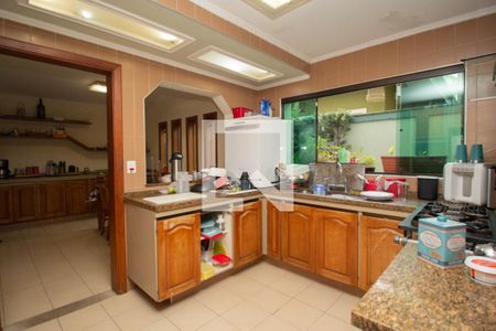 Casa à venda com 360m², 4 quartos e 3 vagas Casa à venda com 360m², 4 quartos e 3 vagasCozinha