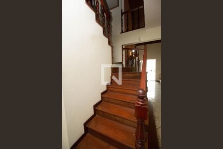 Casa à venda com 360m², 4 quartos e 3 vagas Casa à venda com 360m², 4 quartos e 3 vagasEscada