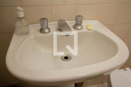 Casa à venda com 360m², 4 quartos e 3 vagas Casa à venda com 360m², 4 quartos e 3 vagasBanheiro de Serviço