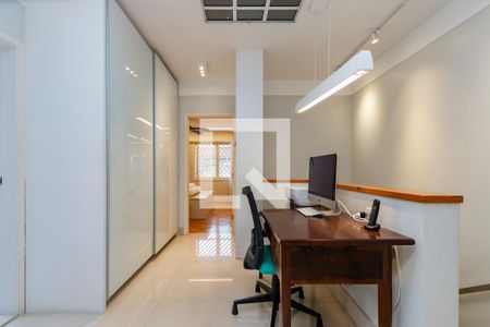 Casa à venda com 265m², 3 quartos e 4 vagas Casa à venda com 265m², 3 quartos e 4 vagasEscritório