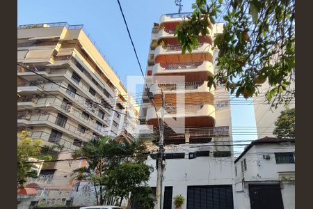 Apartamento à venda com 238m², 4 quartos e 3 vagas Apartamento à venda com 238m², 4 quartos e 3 vagasFachada e portaria