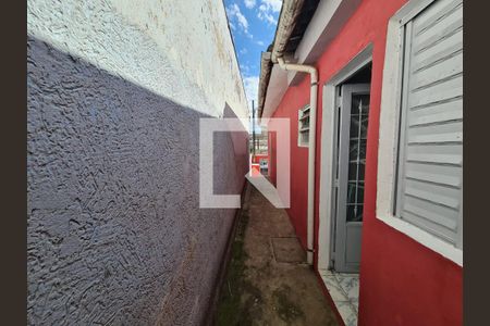 Casa à venda com 80m², 3 quartos e 2 vagasCorredor acesso a Garagem 