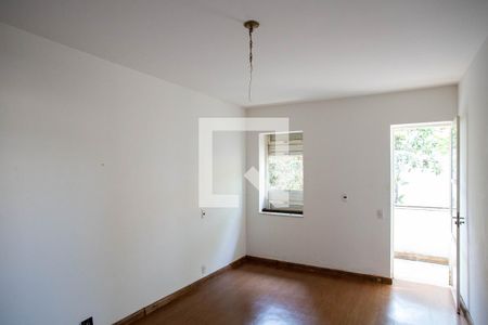 Casa à venda com 360m², 5 quartos e 4 vagas Casa à venda com 360m², 5 quartos e 4 vagasSuíte
