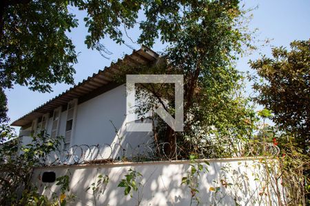 Casa à venda com 360m², 5 quartos e 4 vagas Casa à venda com 360m², 5 quartos e 4 vagasFachada