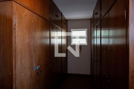 Casa à venda com 360m², 5 quartos e 4 vagas Casa à venda com 360m², 5 quartos e 4 vagasCloset da suíte