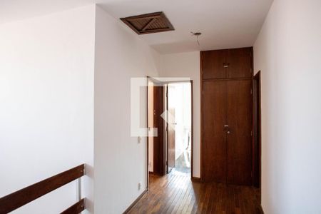 Casa à venda com 360m², 5 quartos e 4 vagas Casa à venda com 360m², 5 quartos e 4 vagasCorredor