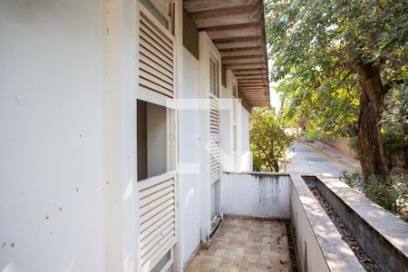 Casa à venda com 360m², 5 quartos e 4 vagas Casa à venda com 360m², 5 quartos e 4 vagasVaranda