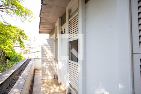 Casa à venda com 360m², 5 quartos e 4 vagas Casa à venda com 360m², 5 quartos e 4 vagasVaranda