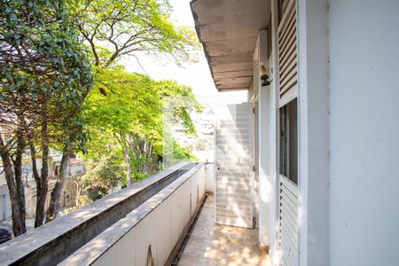 Casa à venda com 360m², 5 quartos e 4 vagas Casa à venda com 360m², 5 quartos e 4 vagasVaranda