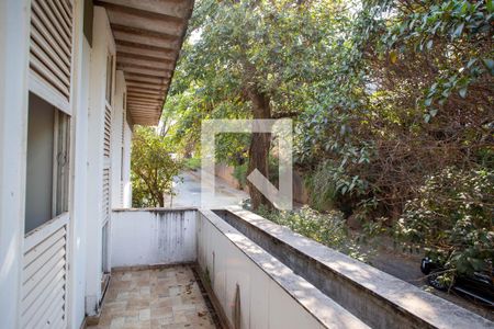 Casa à venda com 360m², 5 quartos e 4 vagas Casa à venda com 360m², 5 quartos e 4 vagasVaranda