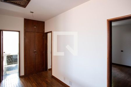 Casa à venda com 360m², 5 quartos e 4 vagas Casa à venda com 360m², 5 quartos e 4 vagasCorredor