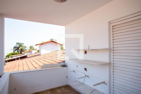 Casa à venda com 360m², 5 quartos e 4 vagas Casa à venda com 360m², 5 quartos e 4 vagasVaranda Quarto 3