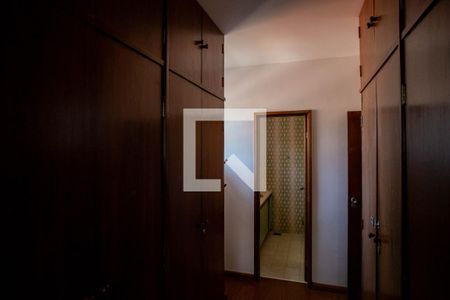 Casa à venda com 360m², 5 quartos e 4 vagas Casa à venda com 360m², 5 quartos e 4 vagasCloset da suíte