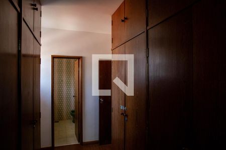 Casa à venda com 360m², 5 quartos e 4 vagas Casa à venda com 360m², 5 quartos e 4 vagasCloset da suíte