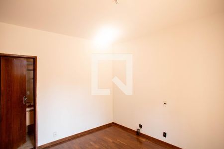 Casa à venda com 360m², 5 quartos e 4 vagas Casa à venda com 360m², 5 quartos e 4 vagasSuíte 2