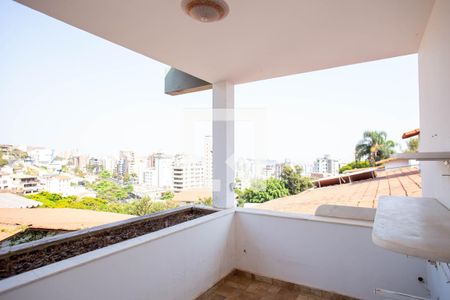 Casa à venda com 360m², 5 quartos e 4 vagas Casa à venda com 360m², 5 quartos e 4 vagasVaranda Quarto 3