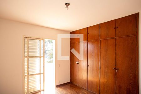 Casa à venda com 360m², 5 quartos e 4 vagas Casa à venda com 360m², 5 quartos e 4 vagasSuíte 2