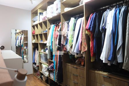 Casa à venda com 248m², 4 quartos e 2 vagasSuíte