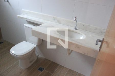 Casa à venda com 131m², 3 quartos e 4 vagasBanheiro da Suíte 2