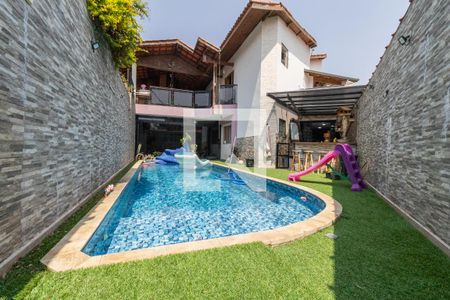 Casa à venda com 250m², 3 quartos e 2 vagas Casa à venda com 250m², 3 quartos e 2 vagasPiscina