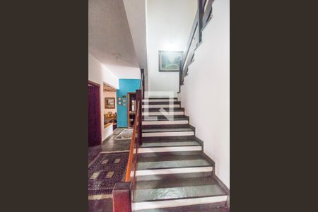 Casa de condomínio para alugar com 440m², 4 quartos e 4 vagas Casa de condomínio para alugar com 440m², 4 quartos e 4 vagasEscada