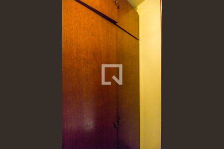 Casa de condomínio para alugar com 440m², 4 quartos e 4 vagas Casa de condomínio para alugar com 440m², 4 quartos e 4 vagasCloset da suíte 2