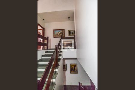 Casa de condomínio para alugar com 440m², 4 quartos e 4 vagas Casa de condomínio para alugar com 440m², 4 quartos e 4 vagasEscada