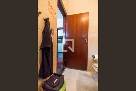 Casa de condomínio para alugar com 440m², 4 quartos e 4 vagas Casa de condomínio para alugar com 440m², 4 quartos e 4 vagasBanheiro da Suíte 2