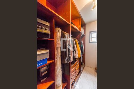 Casa de condomínio para alugar com 440m², 4 quartos e 4 vagas Casa de condomínio para alugar com 440m², 4 quartos e 4 vagasCloset da suíte 1