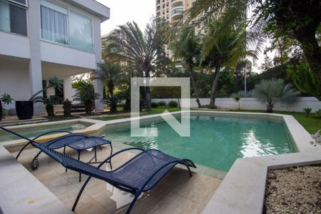 Casa à venda com 900m², 3 quartos e 4 vagas Casa à venda com 900m², 3 quartos e 4 vagasQuintal