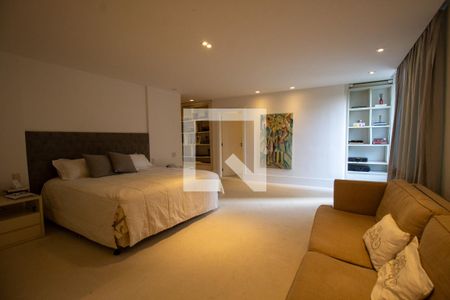 Casa à venda com 900m², 3 quartos e 4 vagas Casa à venda com 900m², 3 quartos e 4 vagasSuíte 1