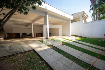 Casa à venda com 900m², 3 quartos e 4 vagas Casa à venda com 900m², 3 quartos e 4 vagasGaragem