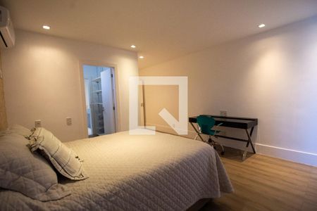 Casa à venda com 900m², 3 quartos e 4 vagas Casa à venda com 900m², 3 quartos e 4 vagasSuíte 3