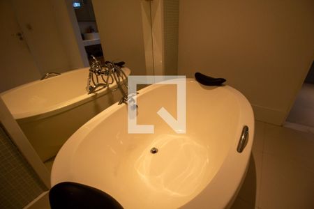 Casa à venda com 900m², 3 quartos e 4 vagas Casa à venda com 900m², 3 quartos e 4 vagasBanheiro da Suíte 1