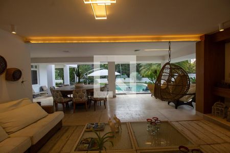 Casa à venda com 900m², 3 quartos e 4 vagas Casa à venda com 900m², 3 quartos e 4 vagasÁrea Gourmet