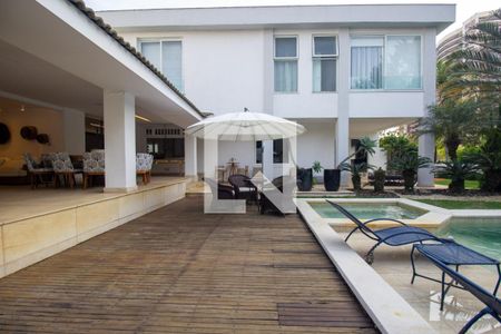 Casa à venda com 900m², 3 quartos e 4 vagas Casa à venda com 900m², 3 quartos e 4 vagasQuintal