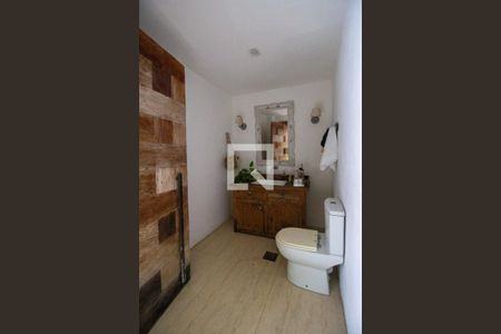 Casa à venda com 900m², 3 quartos e 4 vagas Casa à venda com 900m², 3 quartos e 4 vagasLavabo da Área Gourmet