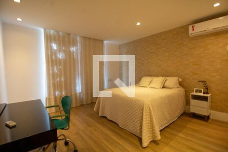 Casa à venda com 900m², 3 quartos e 4 vagas Casa à venda com 900m², 3 quartos e 4 vagasSuíte 3