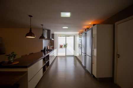 Casa à venda com 900m², 3 quartos e 4 vagas Casa à venda com 900m², 3 quartos e 4 vagasCozinha