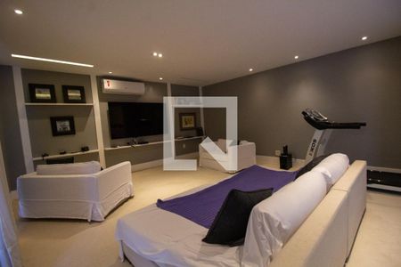 Casa à venda com 900m², 3 quartos e 4 vagas Casa à venda com 900m², 3 quartos e 4 vagasSala de TV