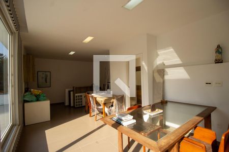 Casa à venda com 900m², 3 quartos e 4 vagas Casa à venda com 900m², 3 quartos e 4 vagasMezanino