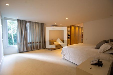 Casa à venda com 900m², 3 quartos e 4 vagas Casa à venda com 900m², 3 quartos e 4 vagasSuíte 1