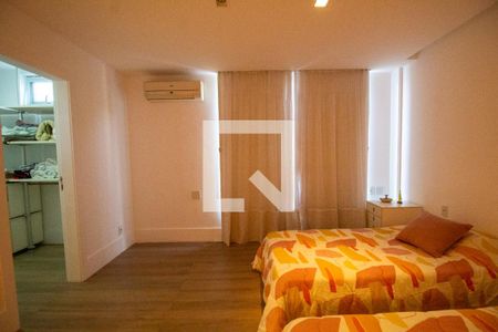 Casa à venda com 900m², 3 quartos e 4 vagas Casa à venda com 900m², 3 quartos e 4 vagasSuíte 4