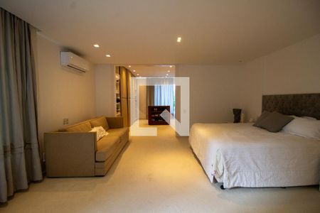 Casa à venda com 900m², 3 quartos e 4 vagas Casa à venda com 900m², 3 quartos e 4 vagasSuíte 1