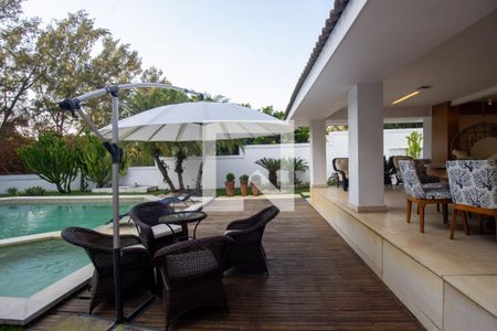 Casa à venda com 900m², 3 quartos e 4 vagas Casa à venda com 900m², 3 quartos e 4 vagasQuintal