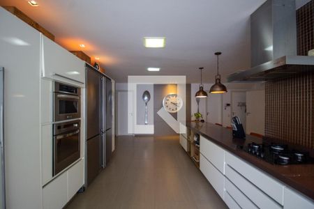 Casa à venda com 900m², 3 quartos e 4 vagas Casa à venda com 900m², 3 quartos e 4 vagasCozinha