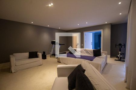 Casa à venda com 900m², 3 quartos e 4 vagas Casa à venda com 900m², 3 quartos e 4 vagasSala de TV