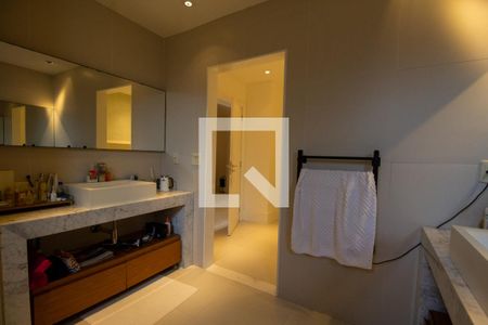 Casa à venda com 900m², 3 quartos e 4 vagas Casa à venda com 900m², 3 quartos e 4 vagasBanheiro da Suíte 1