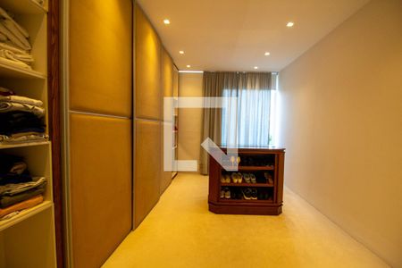 Casa à venda com 900m², 3 quartos e 4 vagas Casa à venda com 900m², 3 quartos e 4 vagasCloset da Suíte 1